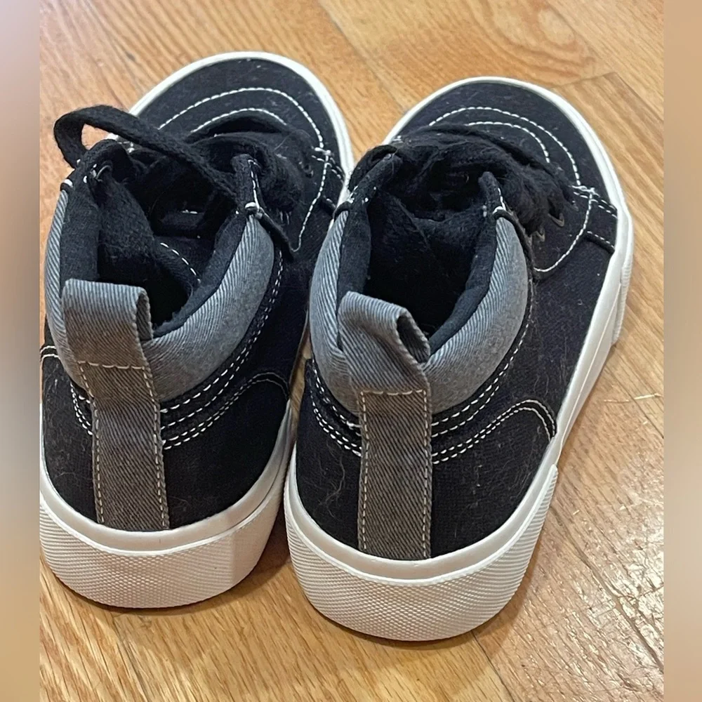 NWOT‎ Old Navy Kids Black and White Sneakers Youth 13